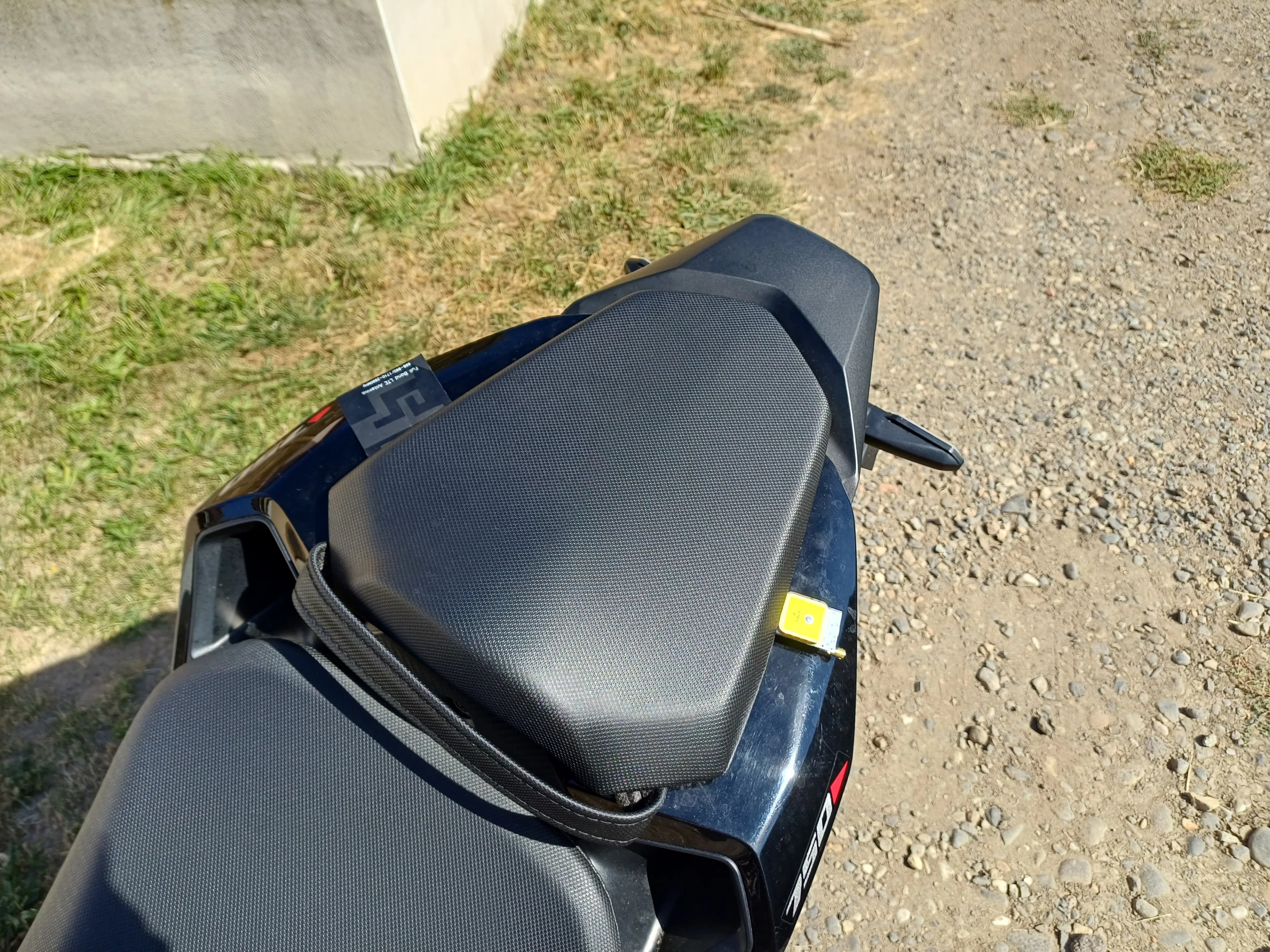 Le coffre de la moto fermé.|400